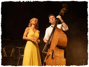 Pulman singing, Stilgoe playing instrument